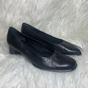 Low heeled black pumps